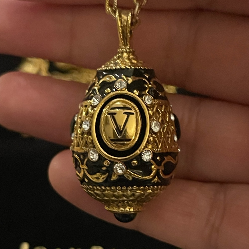 Joan Rivers Faberge style black enamel diamanté gold tone metal V Pendant - Picture 10 of 10